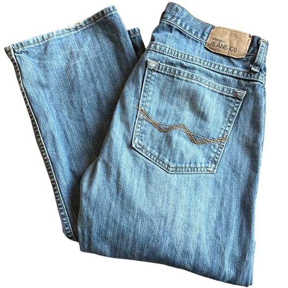 Wrangler Jeans Co. Relaxed Straight Jean Blue Distressed Fade Feathering 32x31.5 - Picture 1 of 14